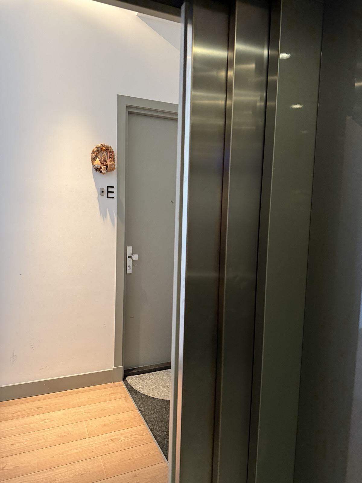 Entrance / front door from the lift